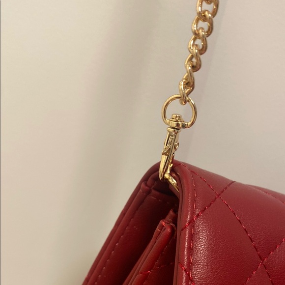 NWT Quilted Red Chain Shoulder Bag - Picture 7 of 9